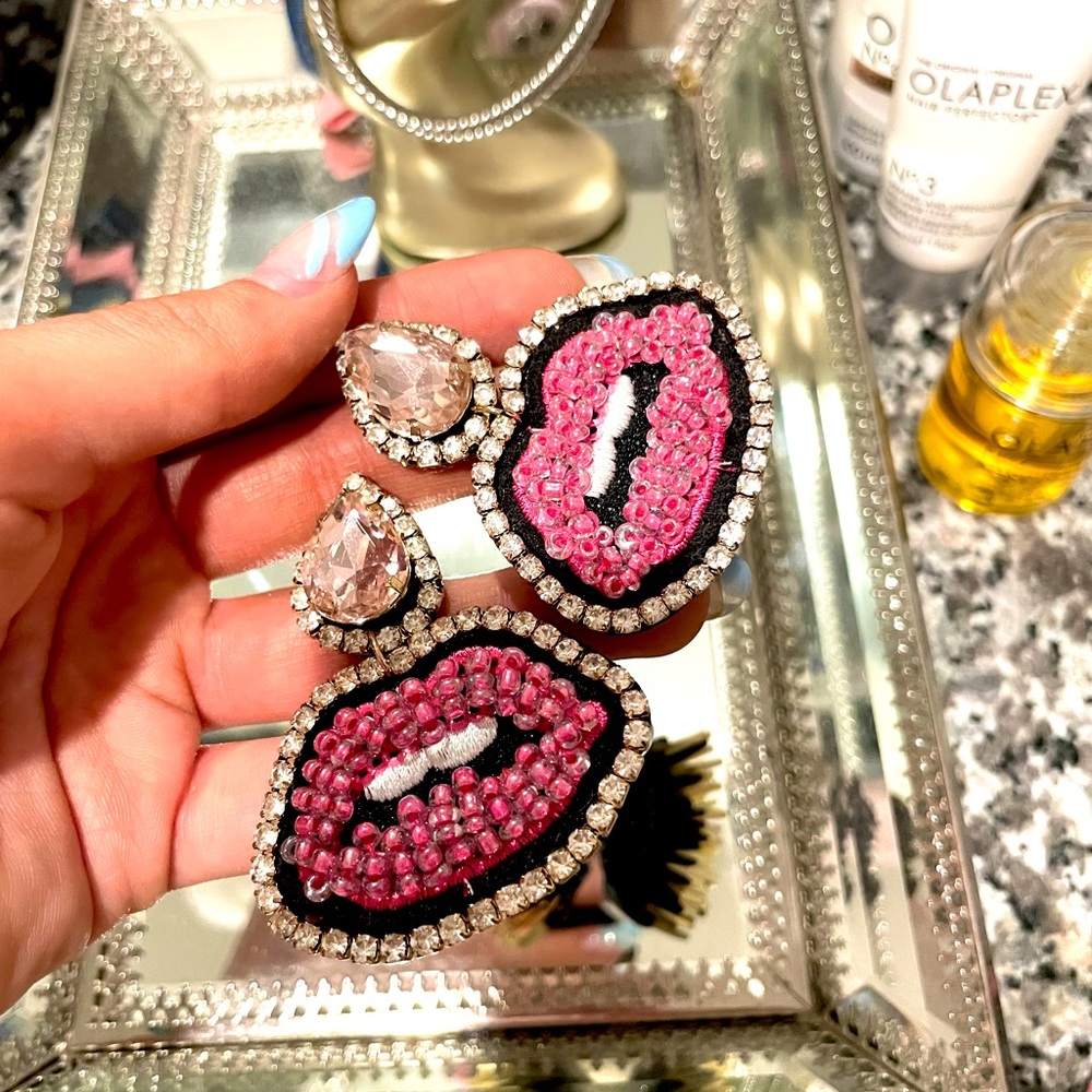 Lip earrings